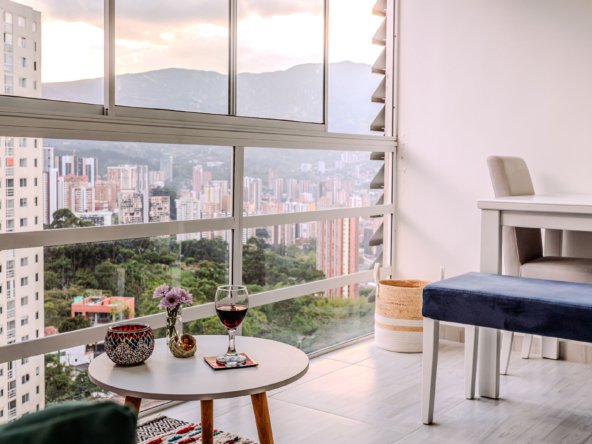 ACOGEDOR APARTAMENTO CON LINDA VISTA EN SABANETA CERCA DE MAYORCA MALL en Medellin - Amoblados.co