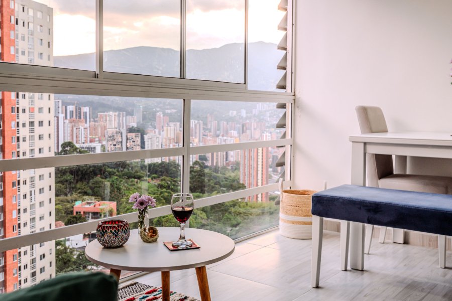 ACOGEDOR APARTAMENTO CON LINDA VISTA EN SABANETA CERCA DE MAYORCA MALL en Medellin - Amoblados.co
