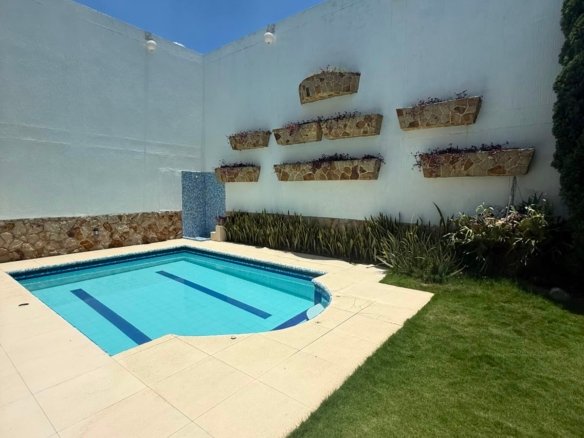 Ciudad Jardín Casa Amoblada con Piscina 5Hab en Cali - Amoblados.co