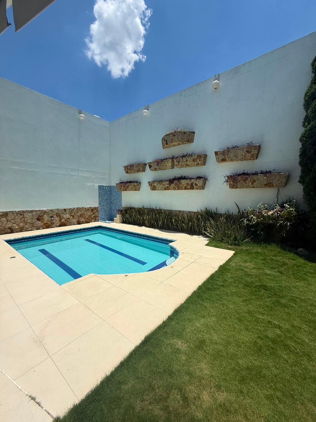 Ciudad Jardín Casa Amoblada con Piscina 5Hab en Cali - Amoblados.co