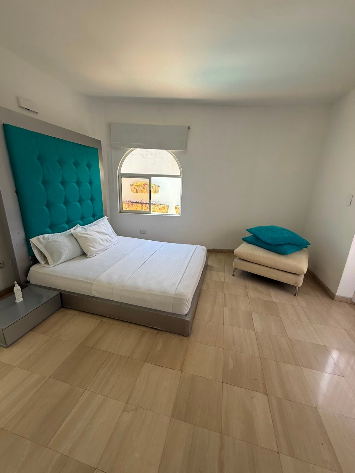 Ciudad Jardín Casa Amoblada con Piscina 5Hab en Cali - Amoblados.co