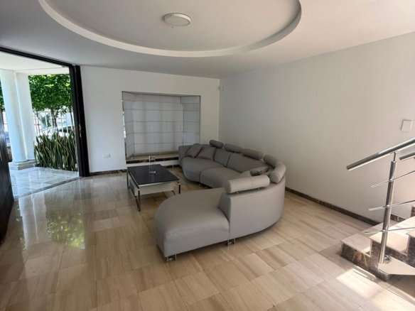 Ciudad Jardín Casa Amoblada con Piscina 5Hab en Cali - Amoblados.co