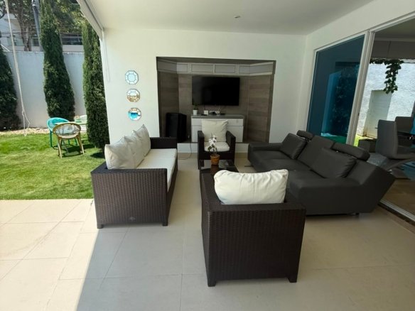 Ciudad Jardín Casa Amoblada con Piscina 5Hab en Cali - Amoblados.co