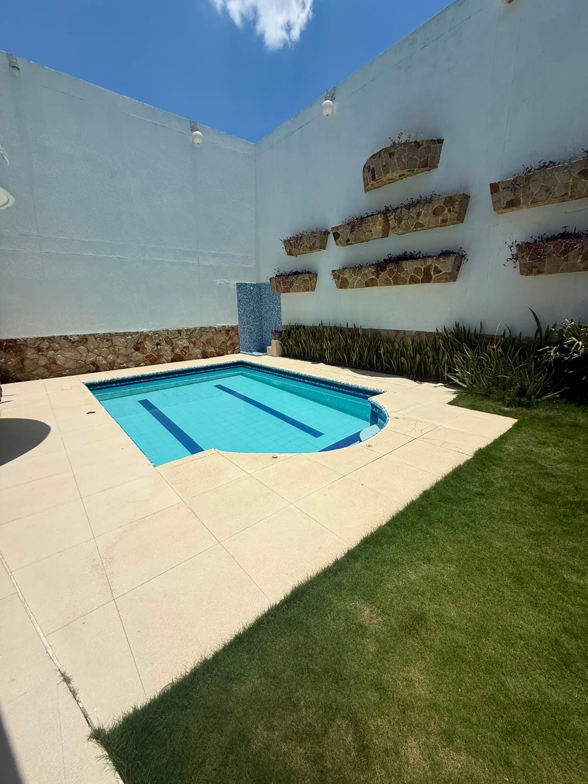 Ciudad Jardín Casa Amoblada con Piscina 5Hab en Cali - Amoblados.co