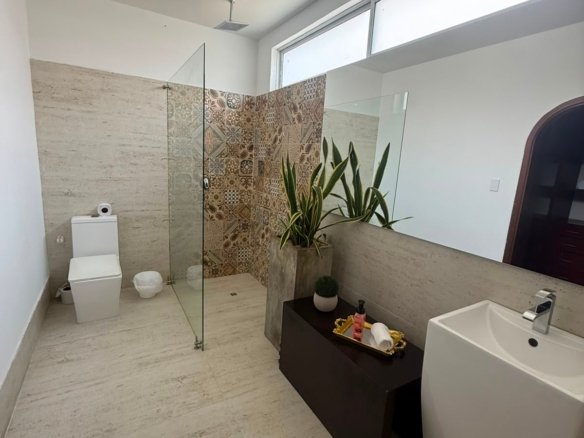 Ciudad Jardín Casa Amoblada con Piscina 5Hab en Cali - Amoblados.co