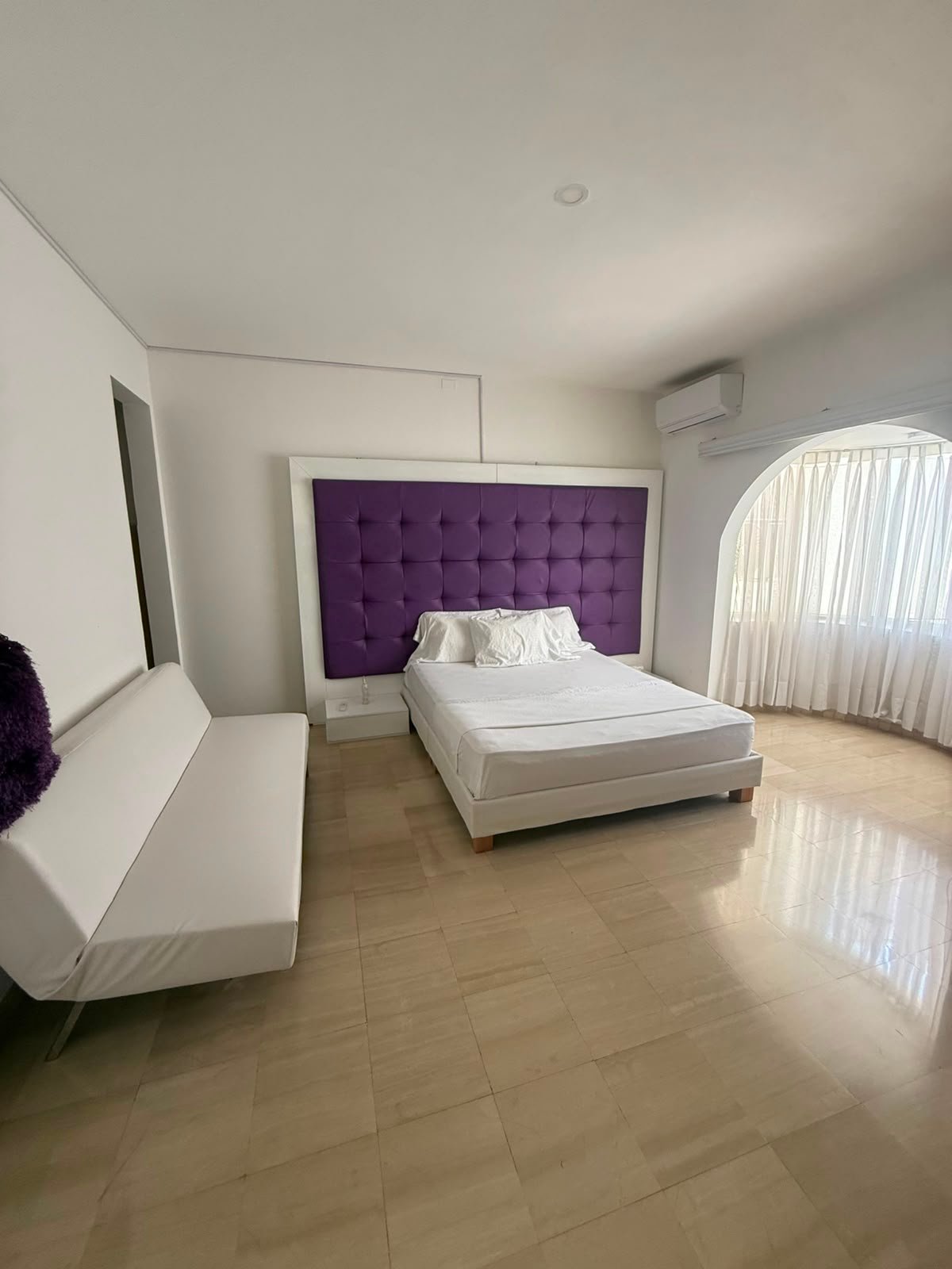 Ciudad Jardín Casa Amoblada con Piscina 5Hab en Cali - Amoblados.co