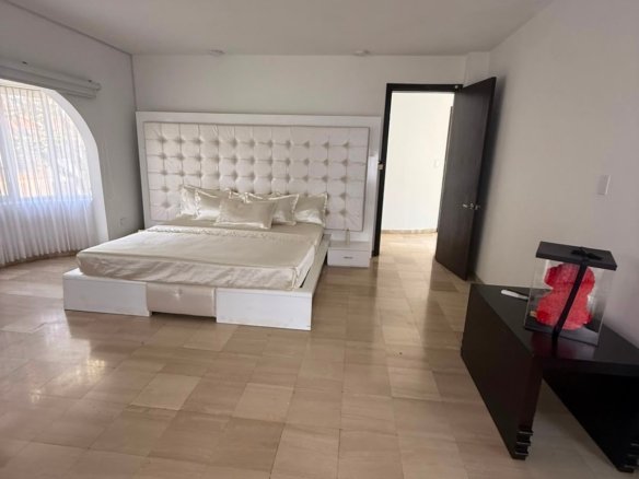 Ciudad Jardín Casa Amoblada con Piscina 5Hab en Cali - Amoblados.co