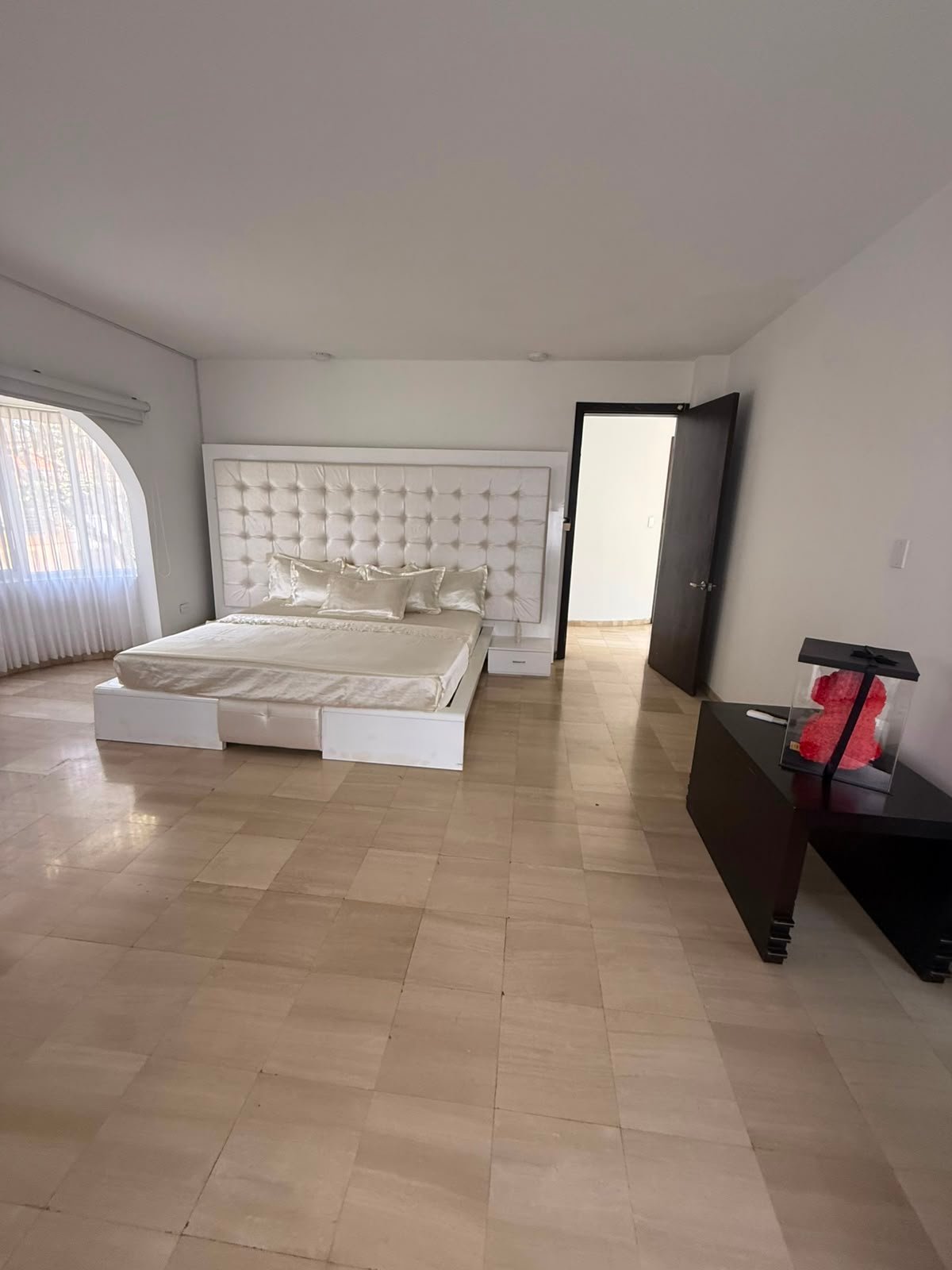 Ciudad Jardín Casa Amoblada con Piscina 5Hab en Cali - Amoblados.co