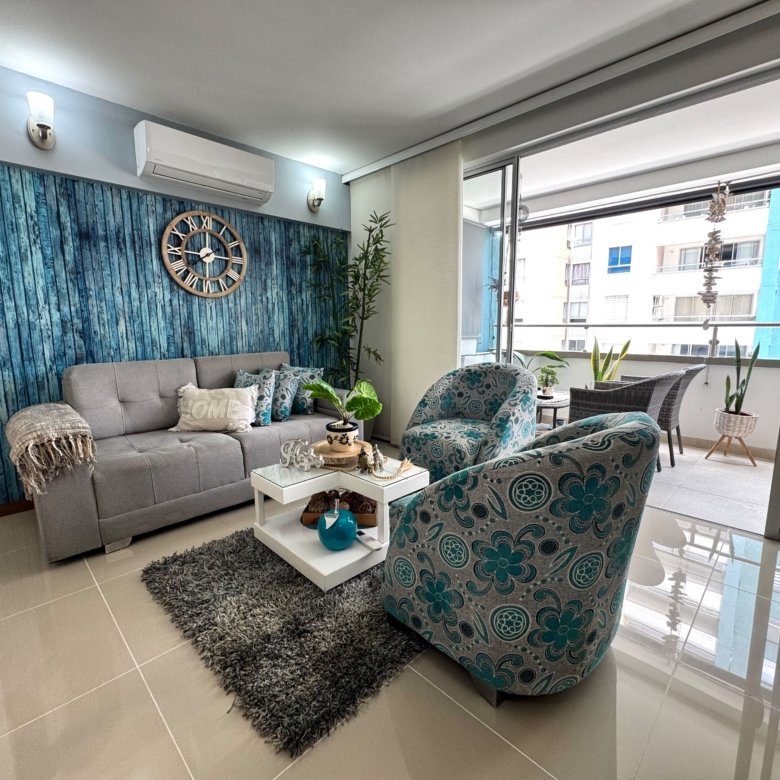 Sala principal con acceso a balcón en Apartamento Amoblado Olivenza La Flora Cali