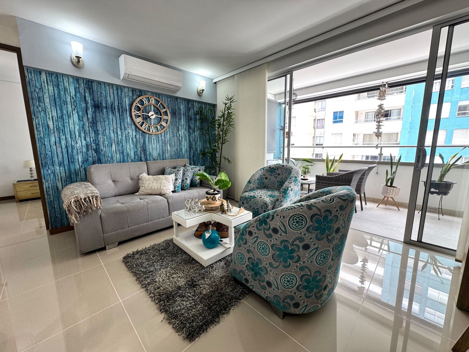 Sala principal con acceso a balcón en Apartamento Amoblado Olivenza La Flora Cali