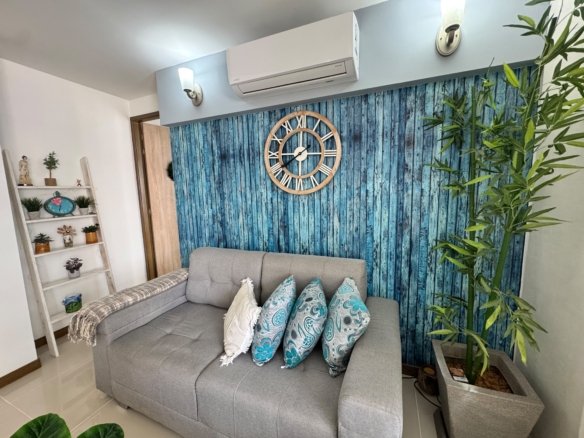 Sala de estar amoblada con sofá confortable en Olivenza Cali