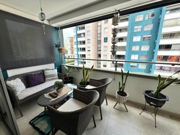 Sala exterior y zona de descanso en balcón Olivenza Cali