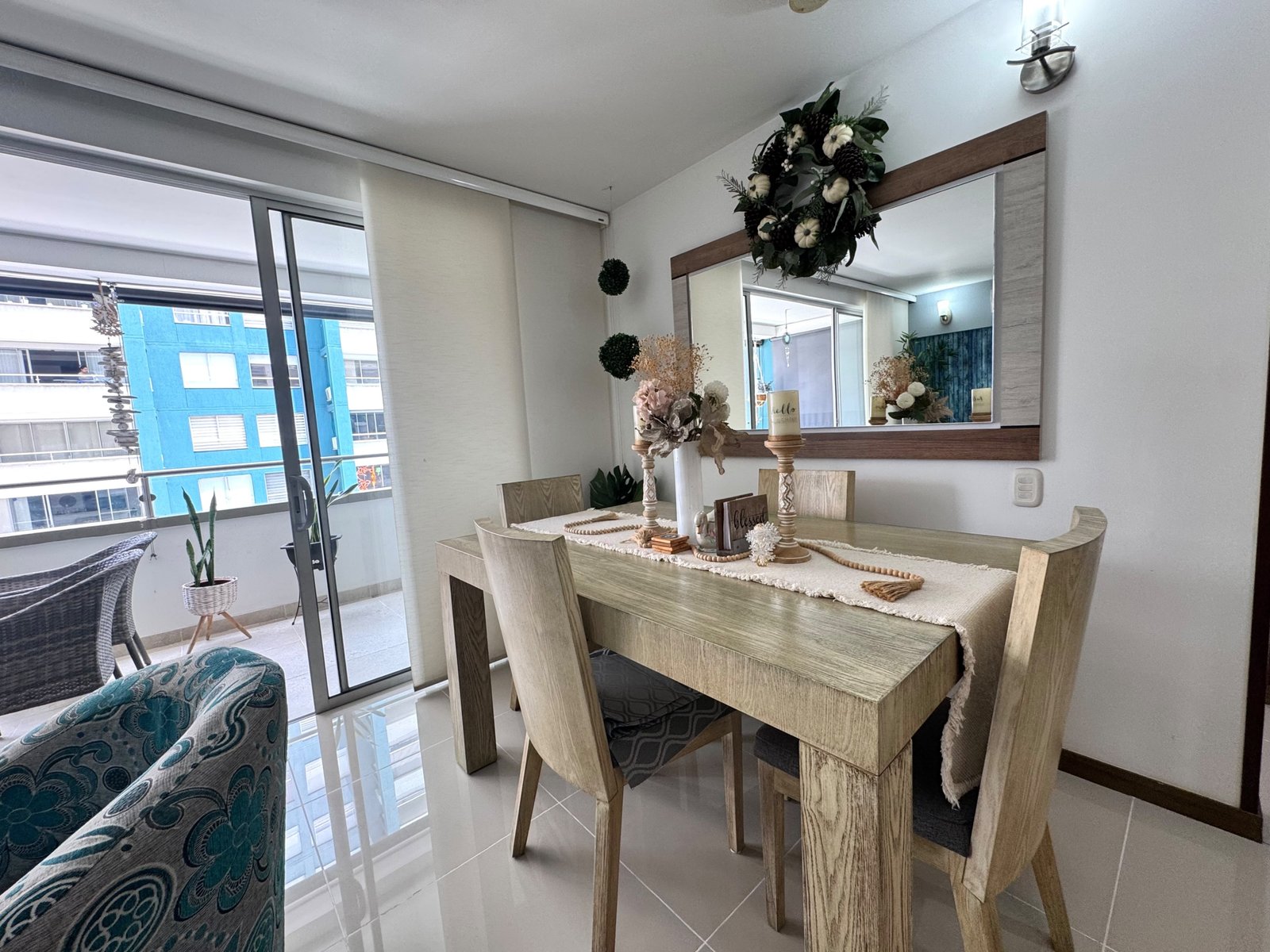 Comedor 4 puestos con espejo decorativo en Olivenza La Flora