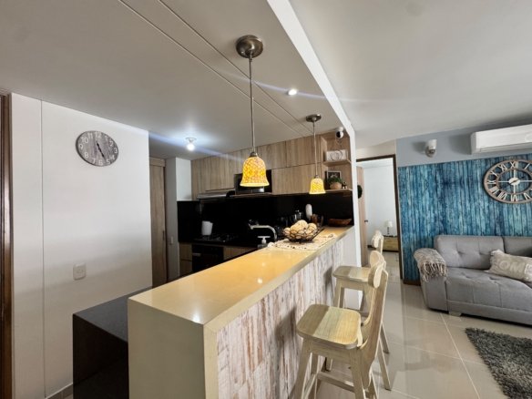 Barra americana y cocina abierta en Apartamento Olivenza Cali