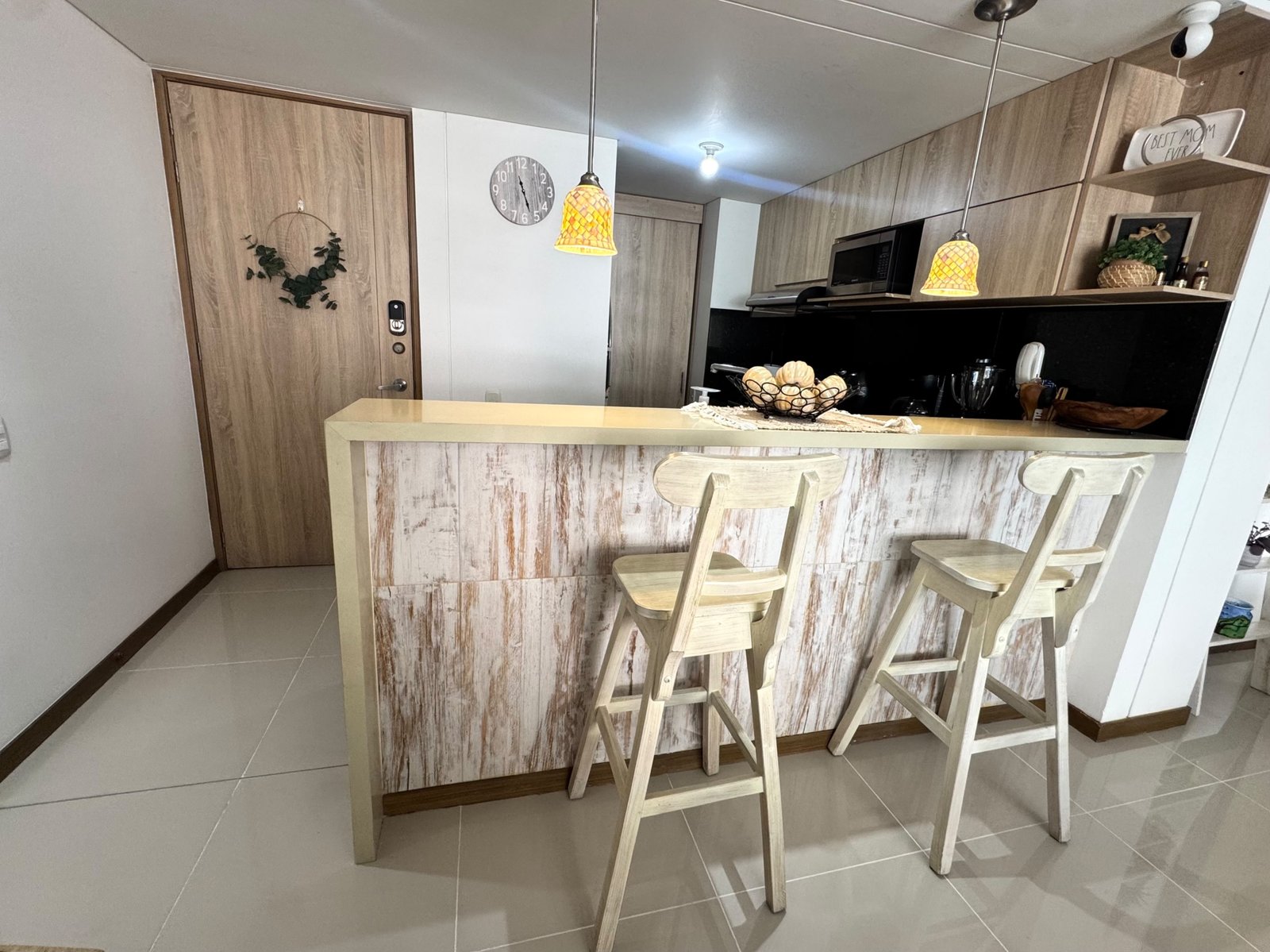 Barra desayunadora con sillas de madera en Olivenza La Flora