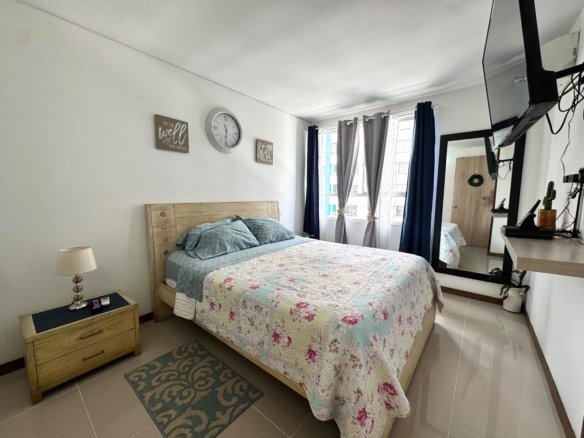 Habitación principal con cama queen y aire acondicionado en Olivenza La Flora