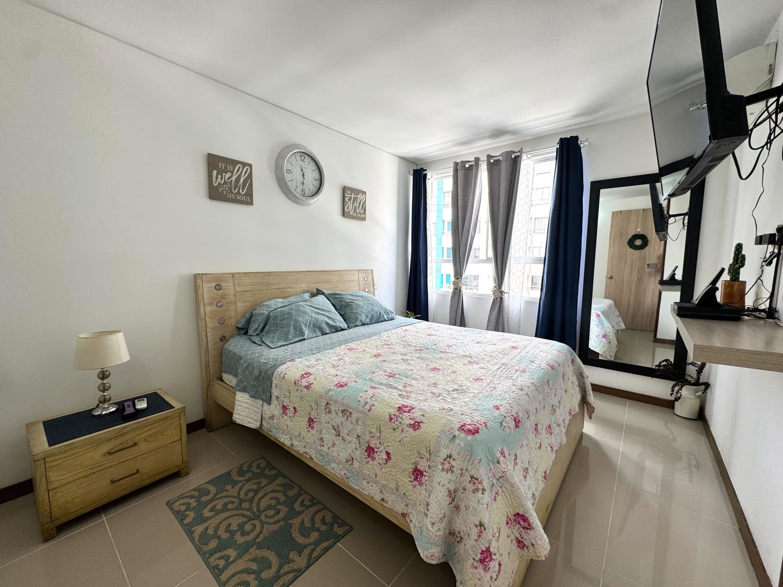 Habitación principal con cama queen y aire acondicionado en Olivenza La Flora
