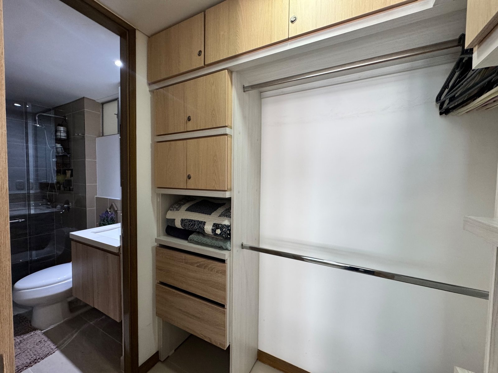 Vestier y vestidor en habitación principal Olivenza Cali