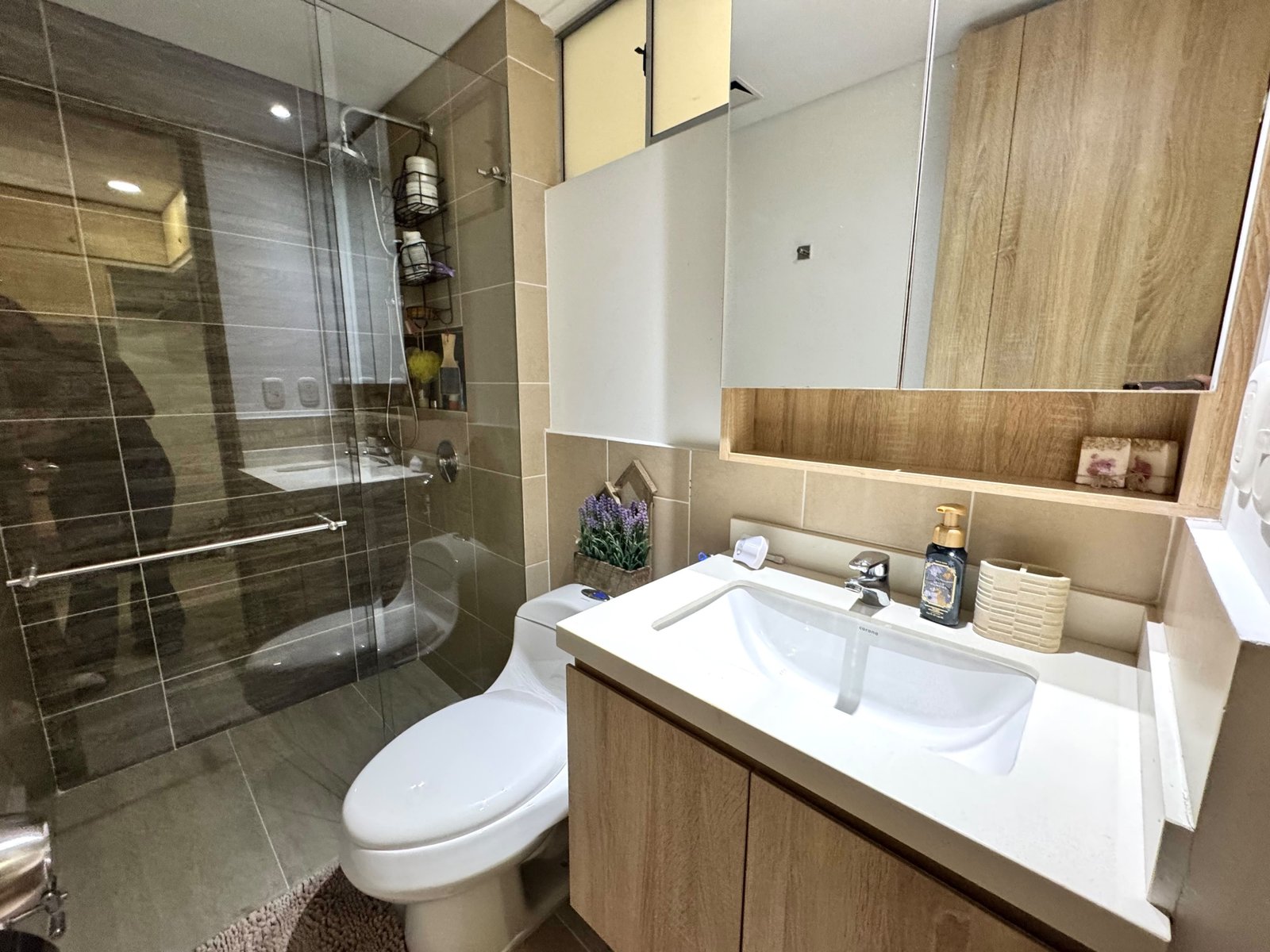 Baño moderno con división en vidrio templado en Olivenza La Flora