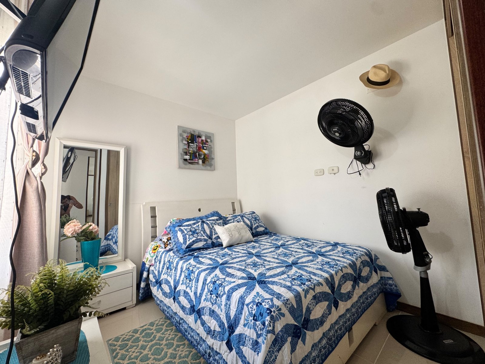 Habitación auxiliar amoblada con TV y ventilador en Olivenza Cali